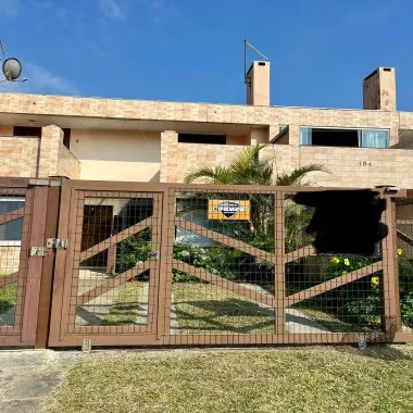 Ótimo sobrado semi-mobiliado a venda na Barra de Imbé/RS - 3 dormitórios