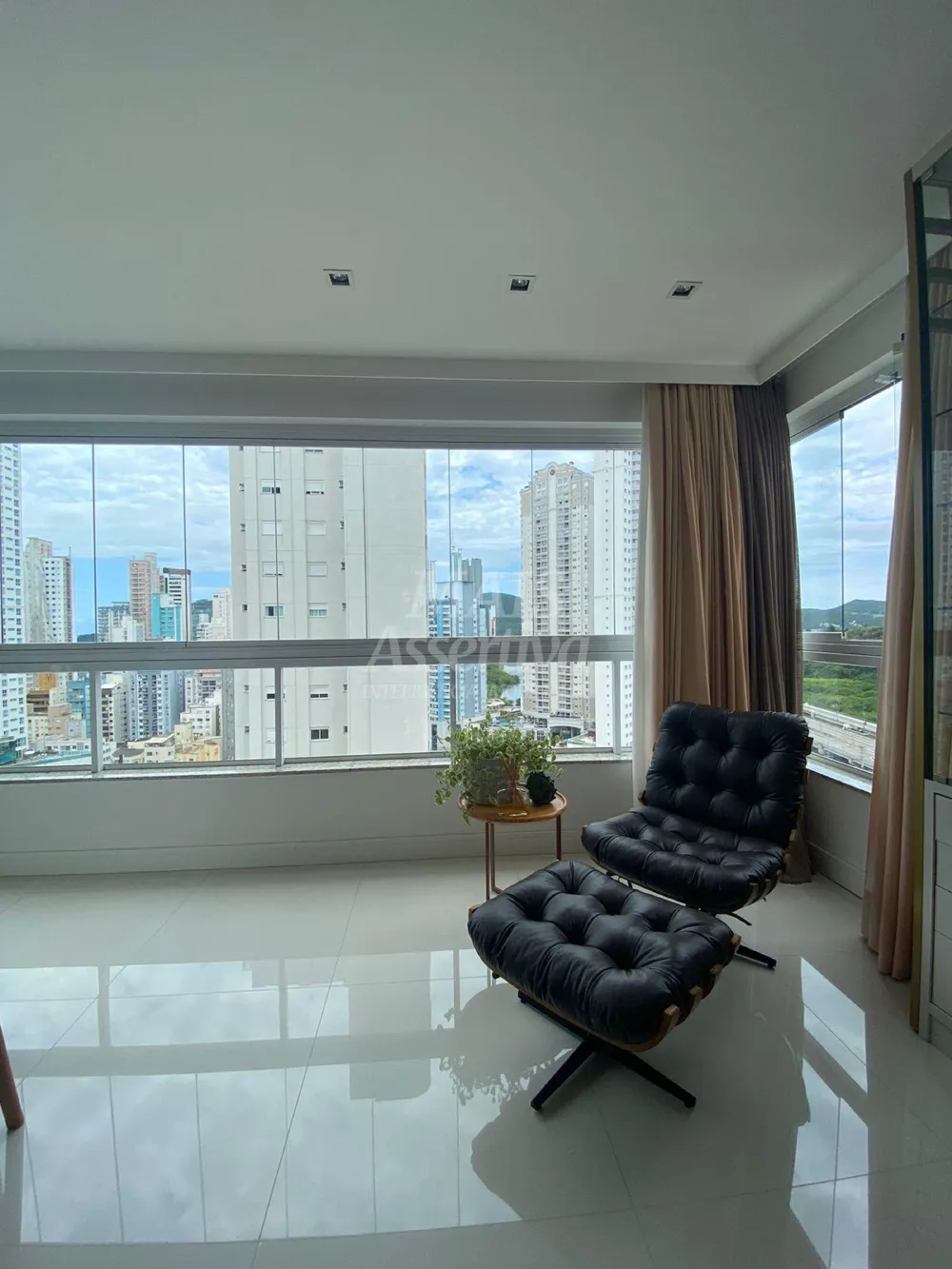 Excelente apartamento de alto padrão a venda no centro de Balneário Camboriú/SC 