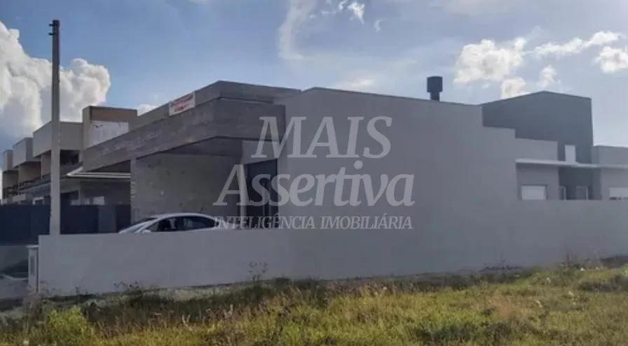 Excelente casa geminada à venda em Capão da Canoa - 3 dormitórios, 2 quadras do mar
