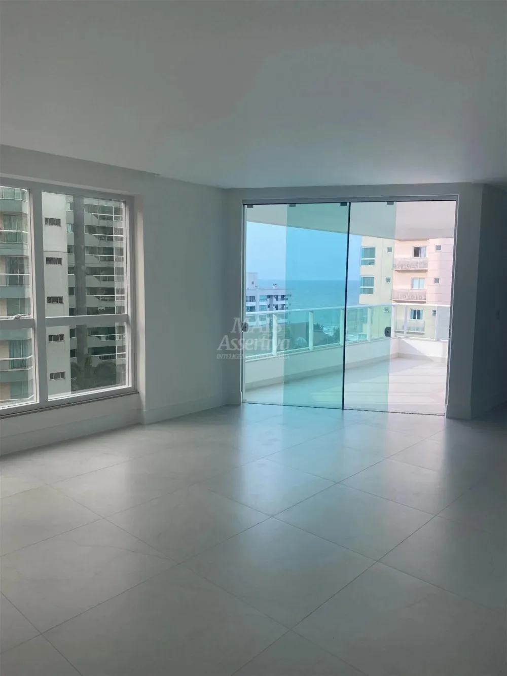 Excelente Apartamento com 03 Suítes para Venda em Itapema Meia Praia