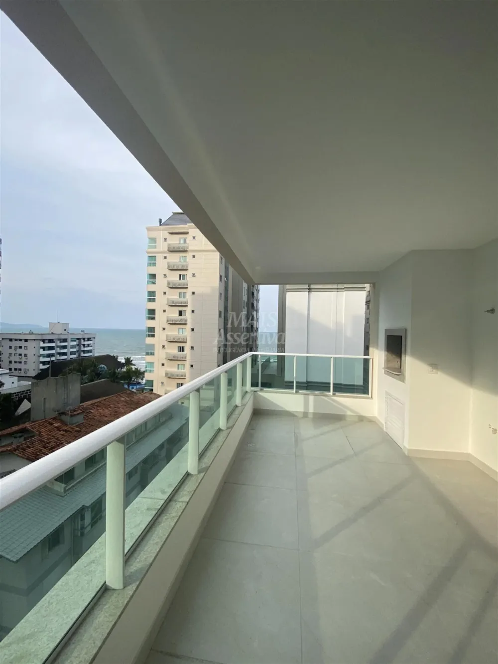 Excelente Apartamento com 03 Suítes para Venda em Itapema Meia Praia