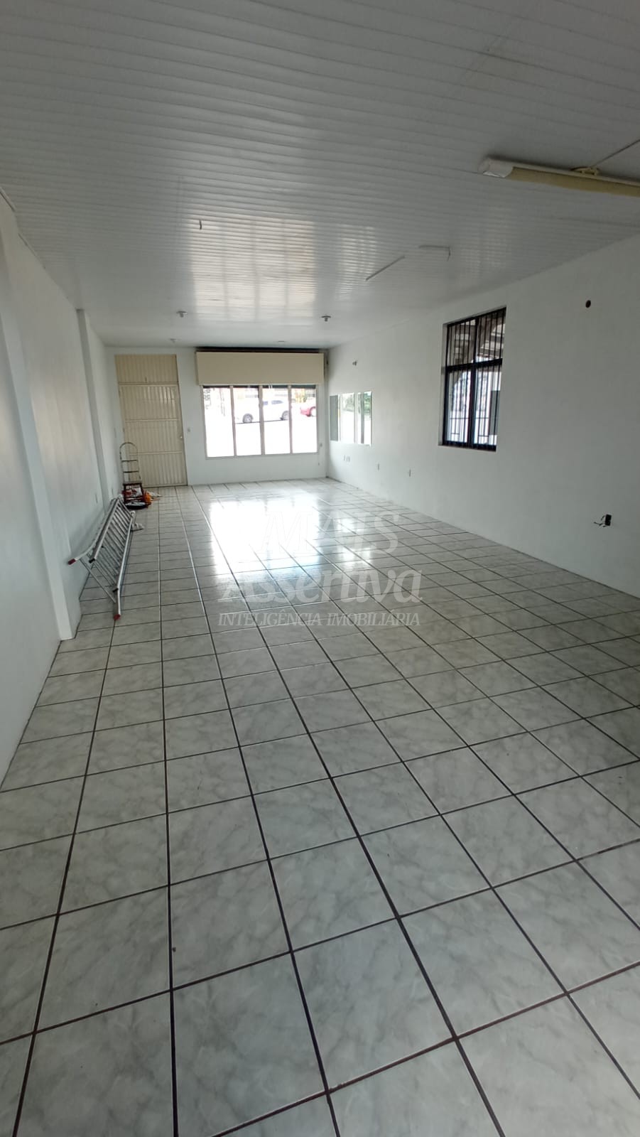 Sala comercial, térrea na Av. Coronel Travassos para locação