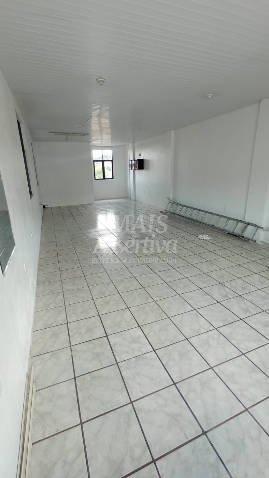 Sala comercial, térrea na Av. Coronel Travassos para locação
