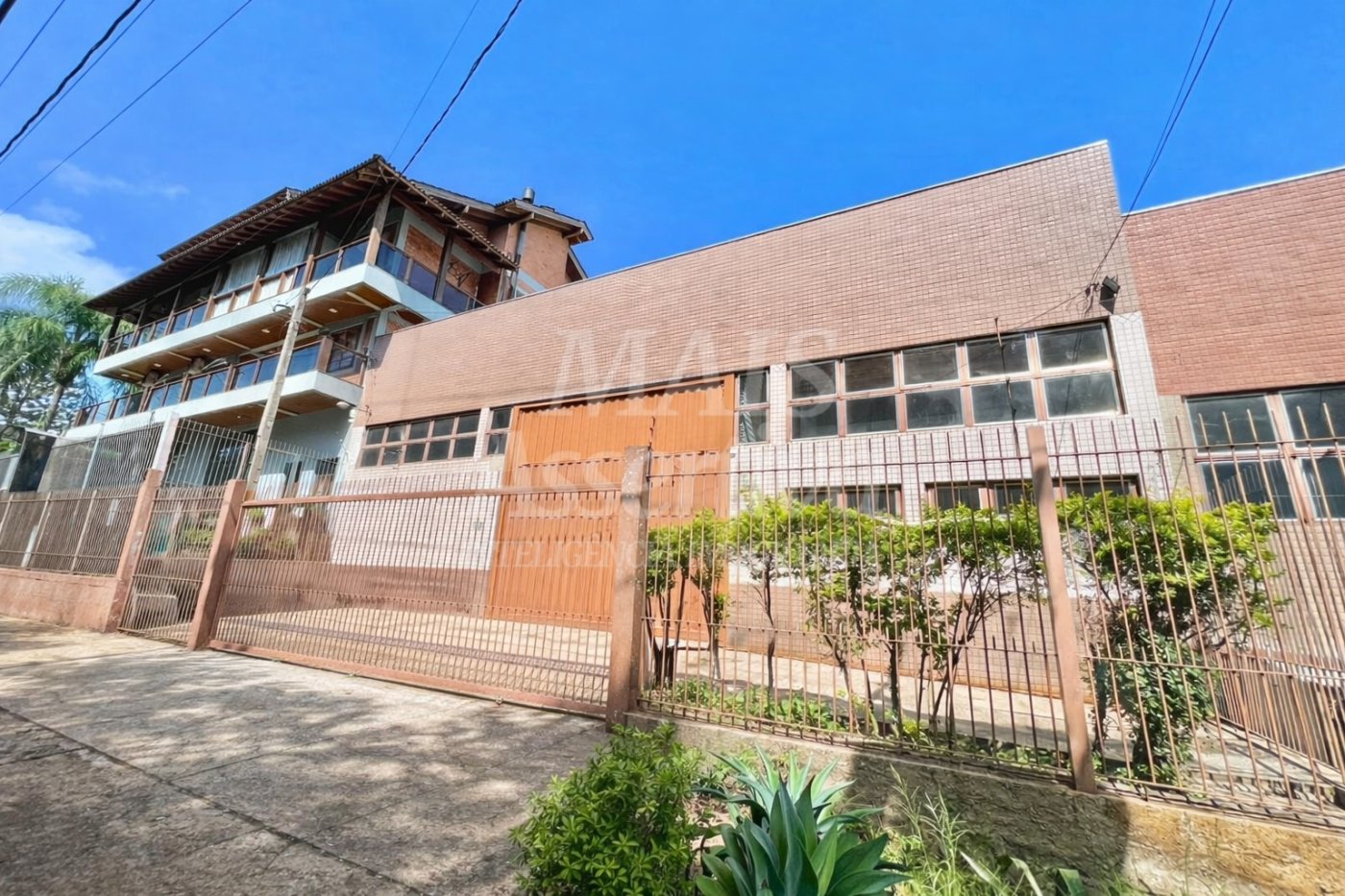 Prédio comercial de 400m² para locação na Rua Guia Lopes 