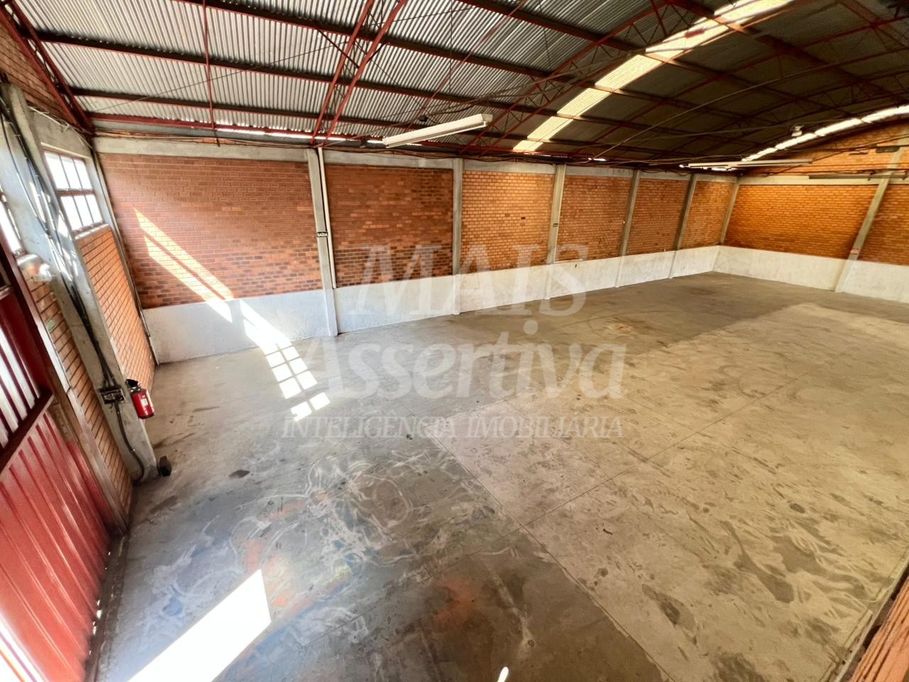 Prédio comercial de 400m² para locação na Rua Guia Lopes 