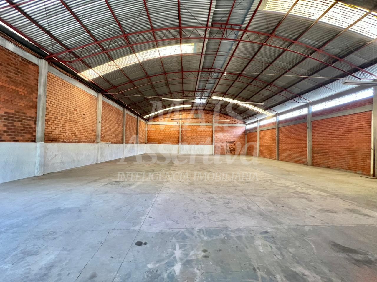 Prédio comercial de 400m² para locação na Rua Guia Lopes 