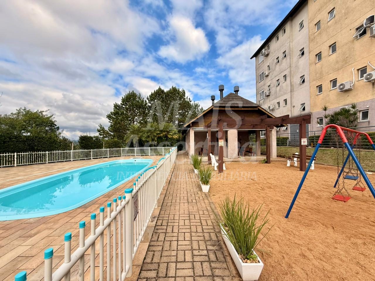 Apartamento no 3º andar, semi mobiliado para venda - Monte Brasil 